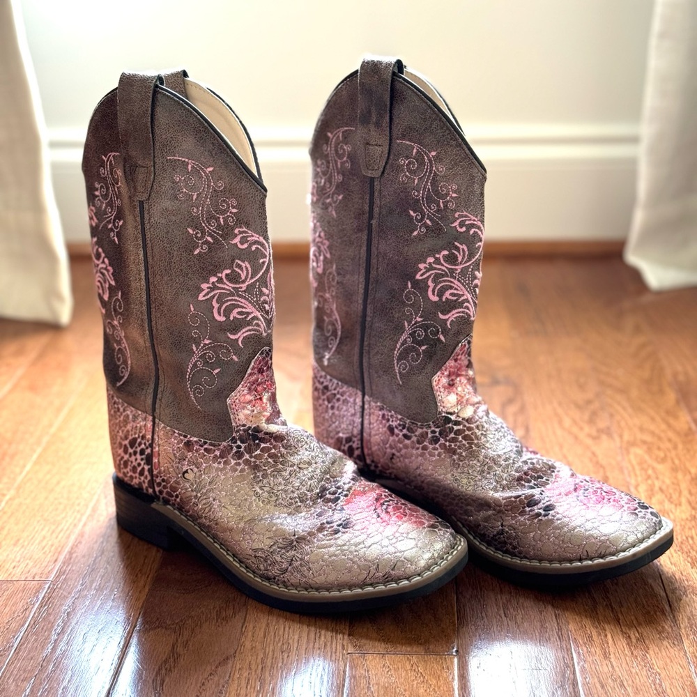 Glittery size 3 pink cowboy boots for girls! Worn once!